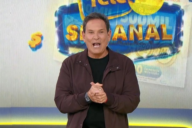 Luis Ricardo em frente ao telão com o bilhete da Tele Sena Semanal edição 101