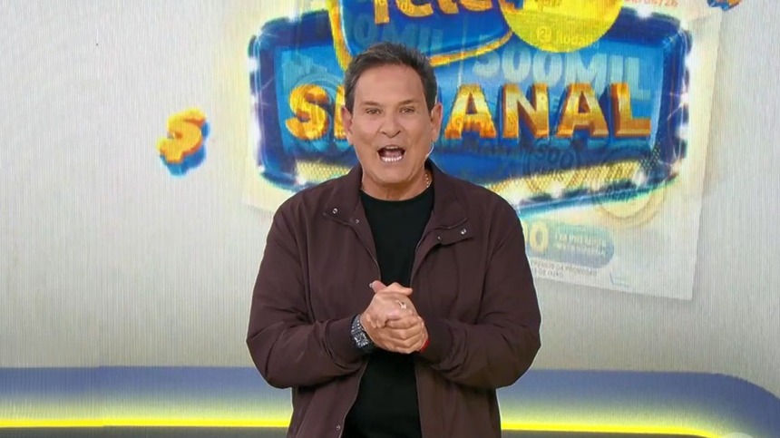 Luis Ricardo em frente ao telão com o bilhete da Tele Sena Semanal edição 101