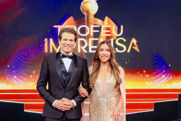Celso Portiolli ao lado de Patricia Abravanel sorridentes no centro do palco do Troféu Imprensa 2026