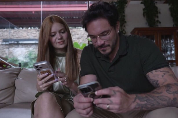 Viih Tube e Eliezer, mexendo no celular, em trecho do Globo Repórter