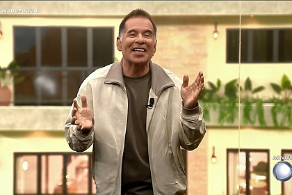 Leandro Hassum abre os braços e sorrir ao explicar a Dinâmica Da Casa Do Patrão