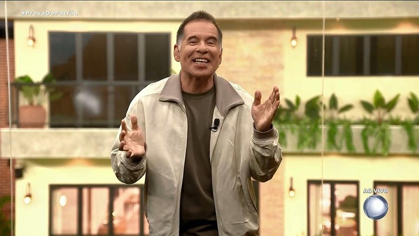 Leandro Hassum abre os braços e sorrir ao explicar a Dinâmica Da Casa Do Patrão