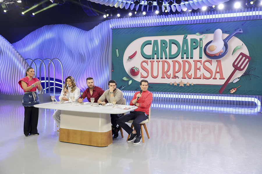 Zé Neto e Cristiano, Celso Portiolli e Narcisa sentados na mesa do Cardápio  Surpresa