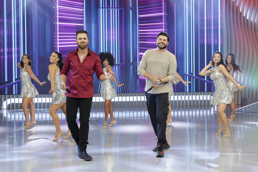 Zé Neto e Cristiano se preparam para cantar no palco do DL