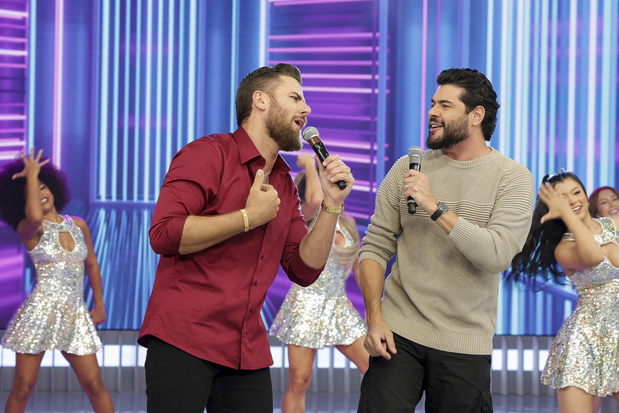 Zé Neto e Cristiano cantando no palco