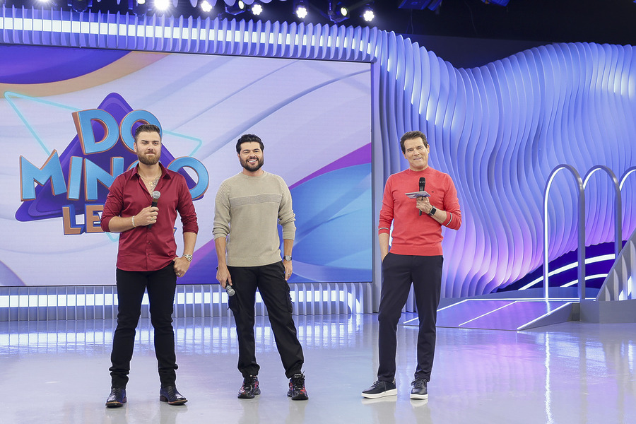 Zé Neto e Cristiano com Celso Portiolli em pé no palco