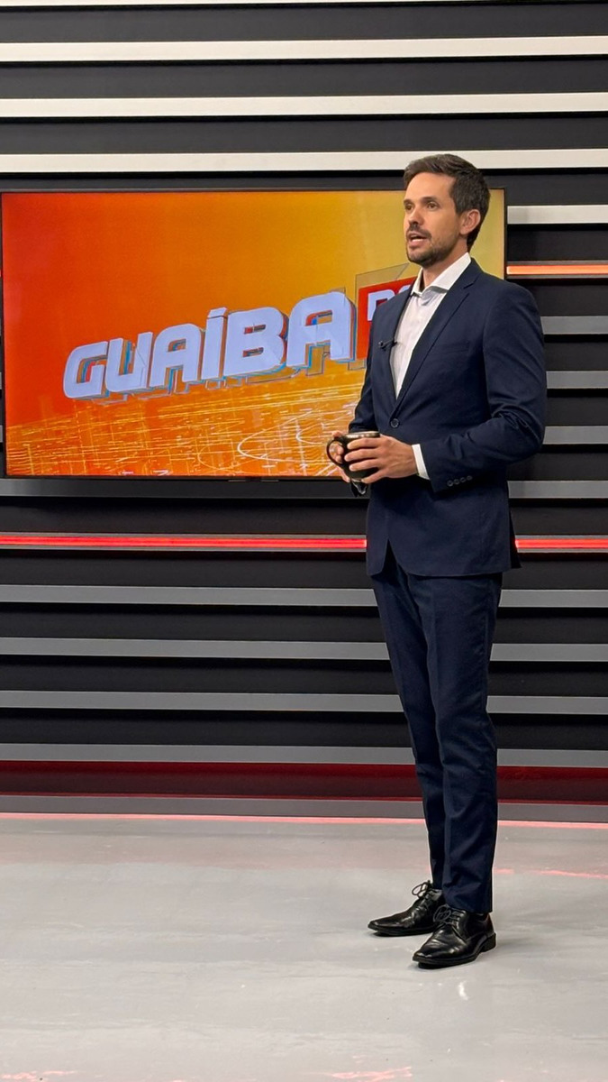 Leonardo Lara em pé no centro do cenário do Guaíba no AR