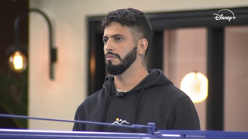 Jovan, de moletom preto, em trecho de prova na área externa da Casa do Patrão
