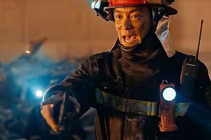 Bombeiro em trecho do filme A Redenção