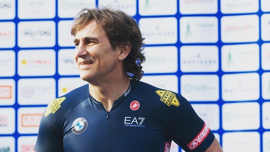 Alessandro Zanardi olhando para a lateral em pódio