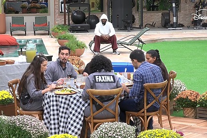 Sheila, Matheus, Bianca, Luis Fellipe, Morena e João Victo almoçam feijoada enquanto Vini observa de longe no gramado da Casa do Patrão