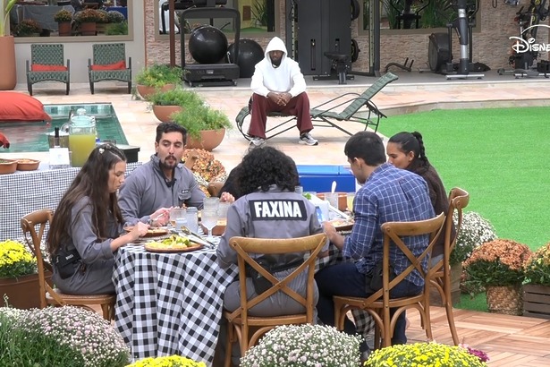 Sheila, Matheus, Bianca, Luis Fellipe, Morena e João Victo almoçam feijoada enquanto Vini observa de longe no gramado da Casa do Patrão