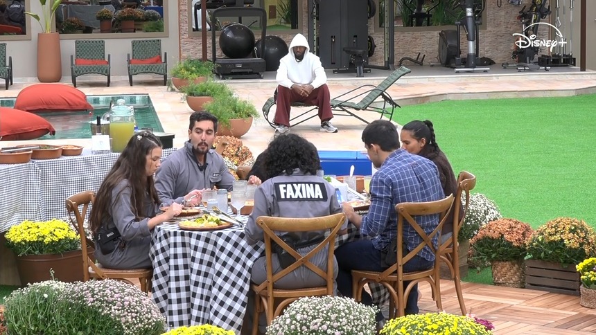 Sheila, Matheus, Bianca, Luis Fellipe, Morena e João Victo almoçam feijoada enquanto Vini observa de longe no gramado da Casa do Patrão