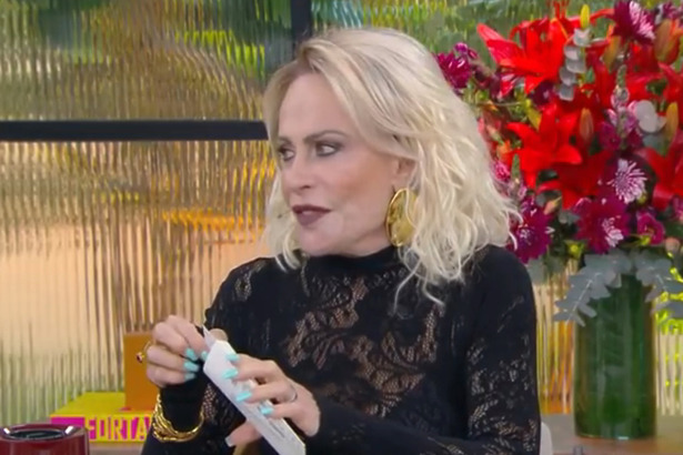 Ana maria braga segurando uma carta real no mais você