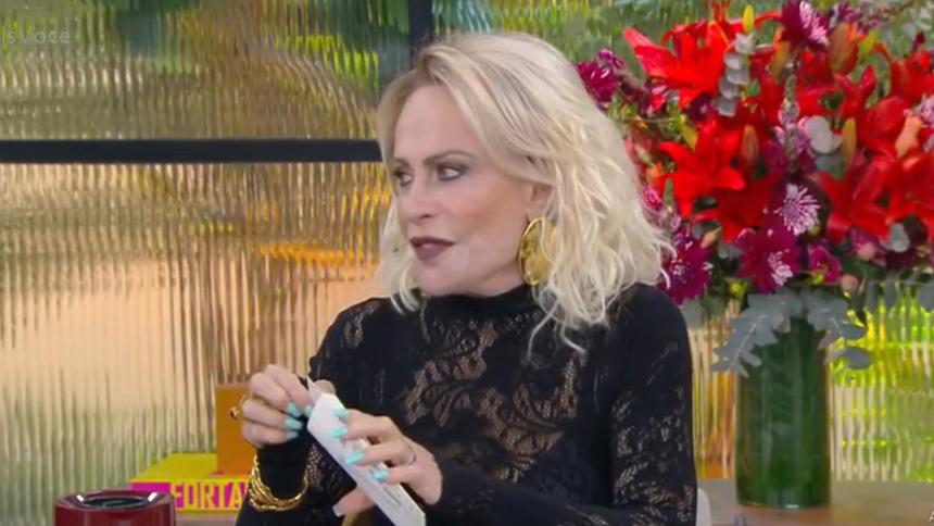Ana maria braga segurando uma carta real no mais você