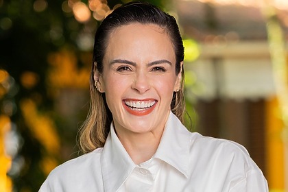 Ana Paula Renault sorridente em foto posada