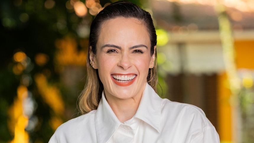Ana Paula Renault sorridente em foto posada