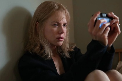 Mulher segurando uma câmera fotográfica em trecho do filme Antes De Dormir Filme