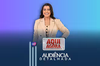 Dani brandi sorridente na arte detalhada do aqui agora