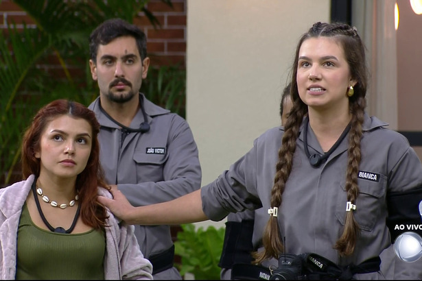 Bianca toca no ombro de Marina no gramado da Casa Do Patrão
