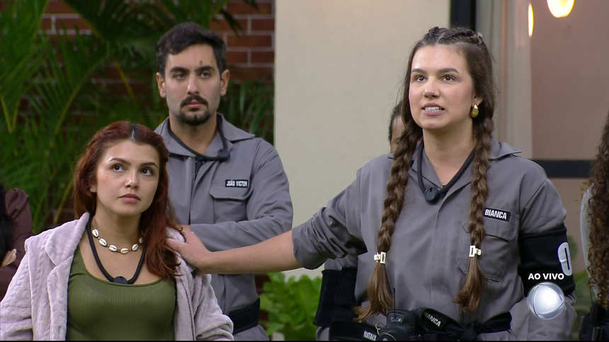 Bianca toca no ombro de Marina no gramado da Casa Do Patrão