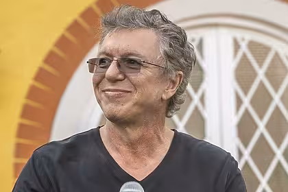 Boninho sorridente na Coletiva da Casa do Patrão