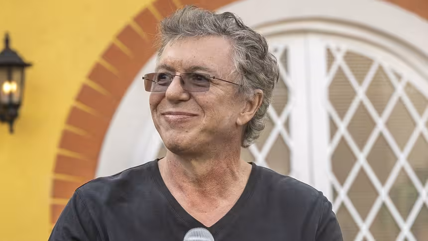 Boninho sorridente na Coletiva da Casa do Patrão