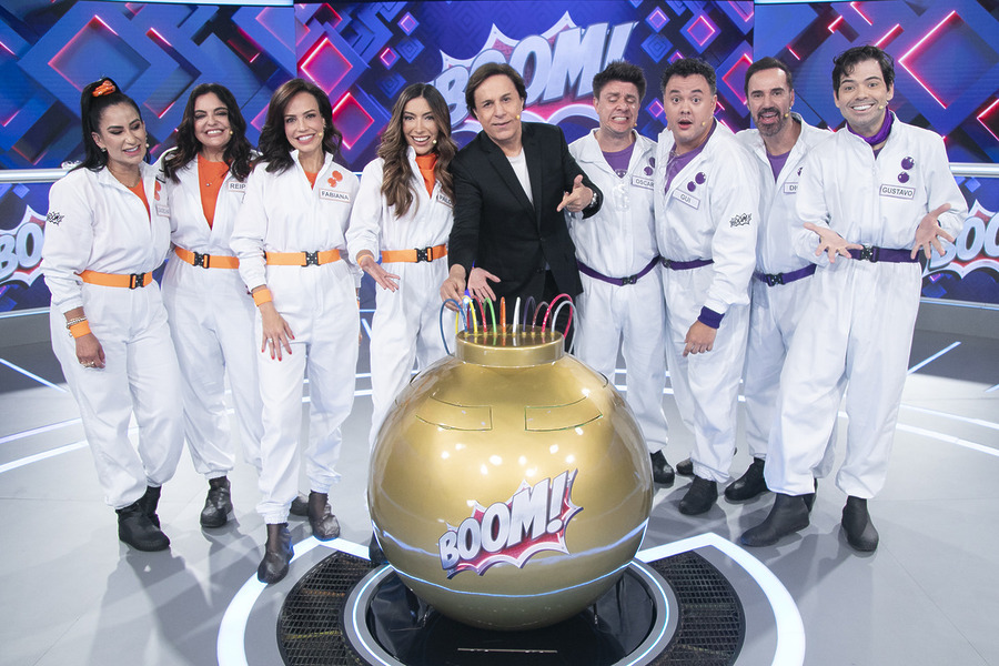 Tom Calvancante ao lado da equipe de Paloma Poeta e Oscar Filho perto da bomba dourada do Boom!