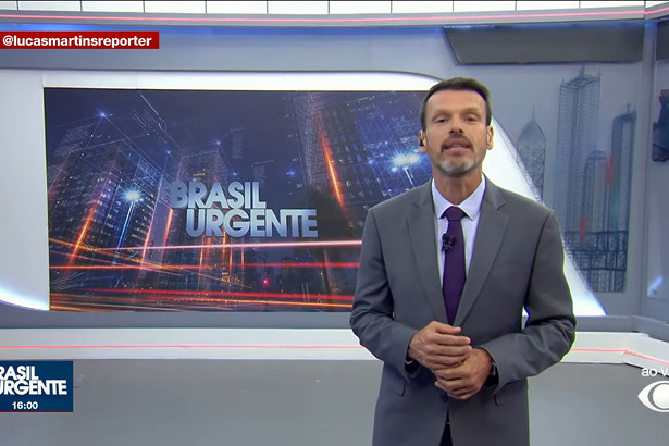 Lucas martins sorridente no cenário do brasil urgente