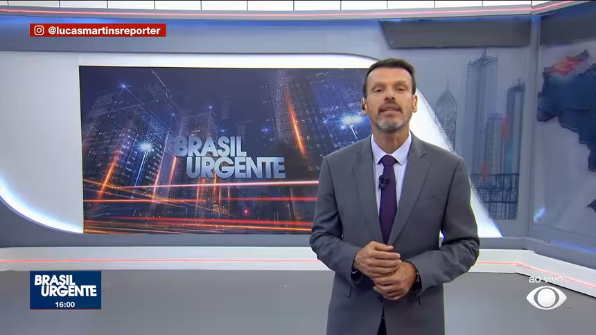 Brasil urgente retoma o terceiro lugar e vence o aqui agora 1 Lucas martins sorridente no cenário do brasil urgente