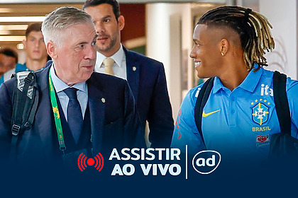 Ancelotti, ao lado de jogador brasileiro, na arte onde assistir ao jogo Brasil X Panamá