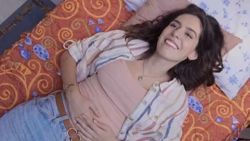 Atriz Camila Valero em trecho de cena da novela A História De Joana
