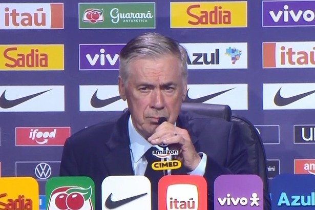 Carlo Ancelotti na bancada da convocação da Seleção Brasileira para a Copa do Mundo 2026
