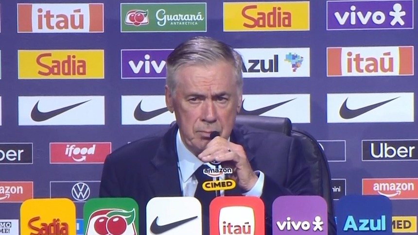 Carlo Ancelotti na bancada da convocação da Seleção Brasileira para a Copa do Mundo 2026
