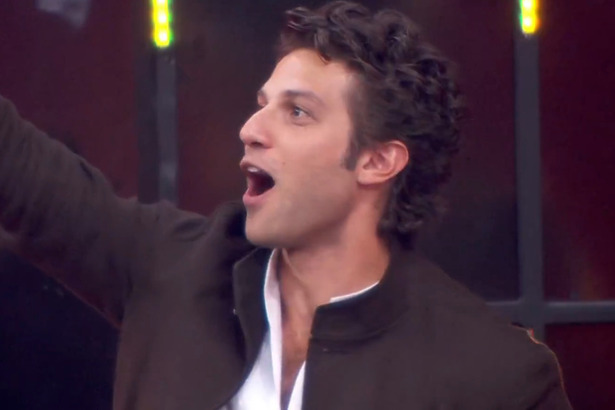Chay Suede de boca aberta e sem graça no palco do Domingão