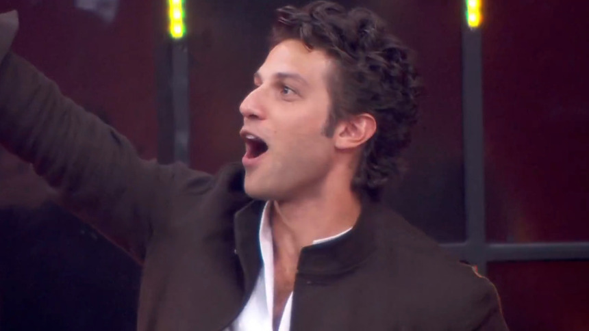 Chay Suede de boca aberta e sem graça no palco do Domingão