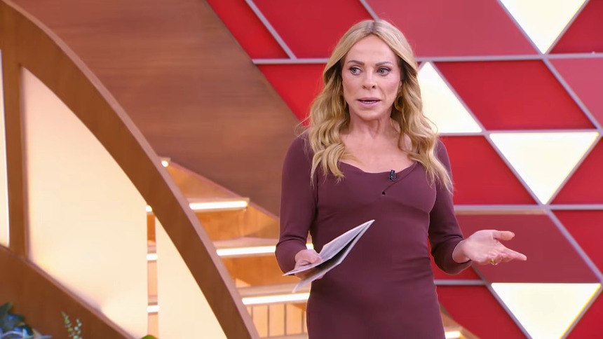 Christina Rocha em pé no cenário do Casos De Familia