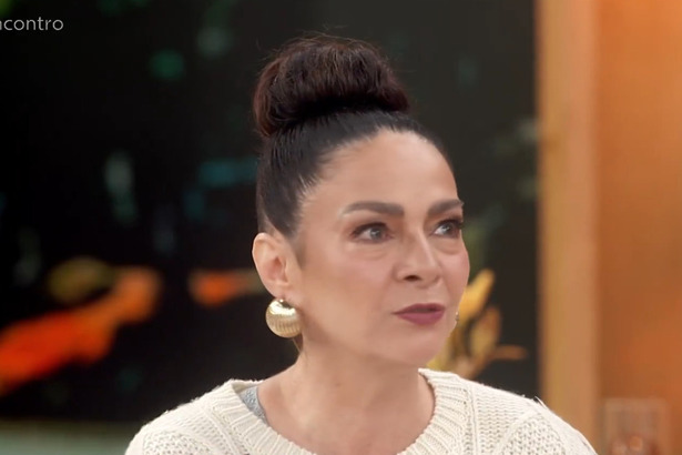 Claudia Ohana em trecho de entrevista no sofá do Encontro