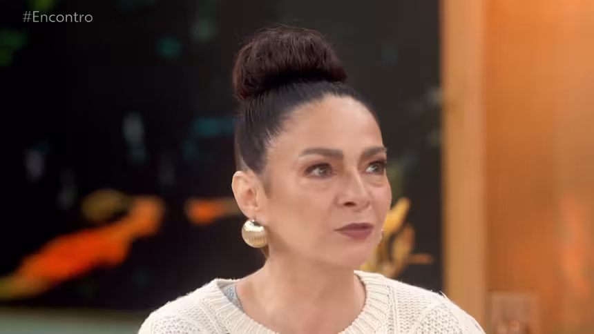 Claudia Ohana em trecho de entrevista no sofá do Encontro