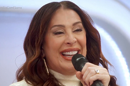 Claudia Raia sorridente em trecho de participação no Em Família com Eliana