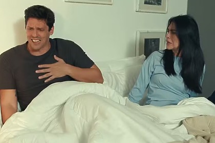 Cleo Pires e Rafael Infante na cama em trecho do trailer Se Eu Fosse Você 3