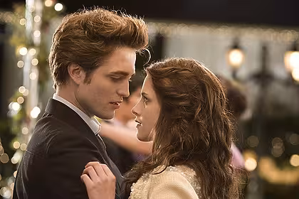 Protagonista de crepúsculo olhando um para o outro em cena do filme