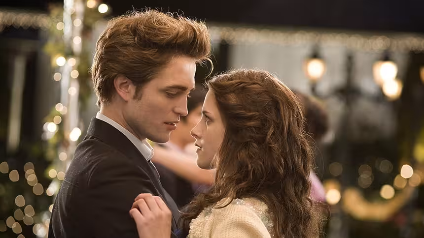 Protagonista de crepúsculo olhando um para o outro em cena do filme