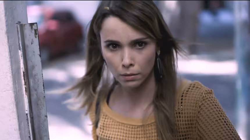 Débora Falabella assustada em cena de uma novela da TV Globo