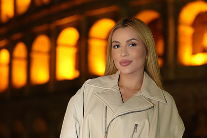 Deolane Bezerra em frente a coliseu em Roma
