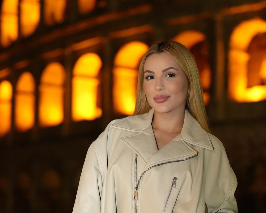 Deolane Bezerra em frente a coliseu em Roma