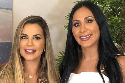 Deolane Bezerra e Daniele Bezerra posando juntas