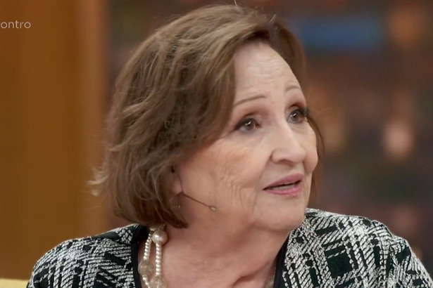 Dona Déa emocionada em entrevista no sofá do Encontro