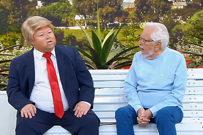 Personagem donald trampo sentado ao lado de carlos alberto de nóbrega no banco de a praça é nossa