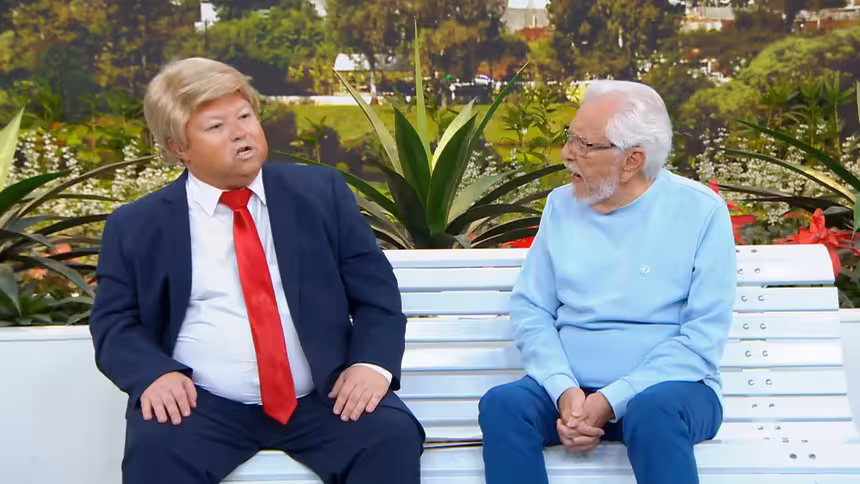 Personagem donald trampo sentado ao lado de carlos alberto de nóbrega no banco de a praça é nossa
